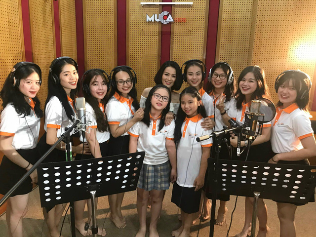 Tiến sĩ Phan Duyên cùng các học viên học viện nghệ thuật Maika thu âm bài hát