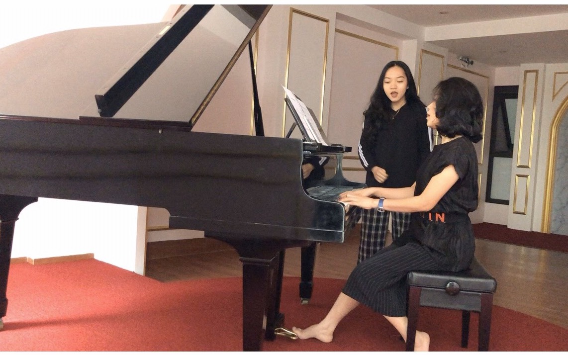 TS Phan Duyên trong một lần luyện kỹ năng âm nhạc cùng học viên
