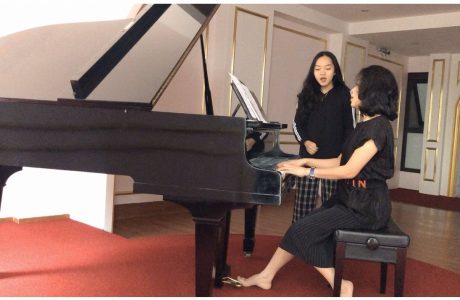 TS Phan Duyên trong một lần luyện kỹ năng âm nhạc cùng học viên